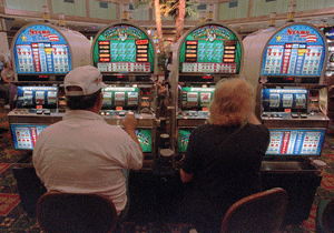 Un hombre y una mujer jugando en un casino. (Foto: Jeff Robbins | AP)