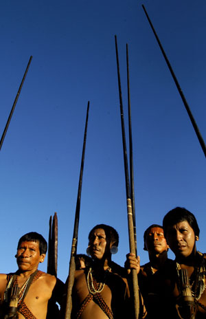 Miembros de la tribu Matis en un encuentro celebrado en Brasil en 2004 (Foto: Douglas Engle)