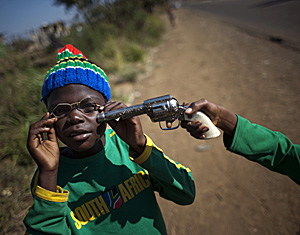 Unos nios juegan con armas en Sudfrica (Foto: AP | Emilio Morenatti)