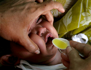 Una trabajadora sanitaria vacuna a un nio de dos meses en Calcuta. (Foto: Piyal Adhikary)