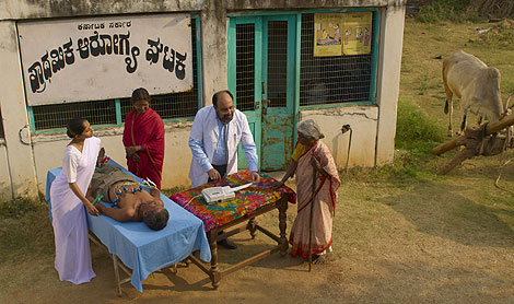 Un mdico examina a un paciente en una zona rural de la India.| GE Healthcare