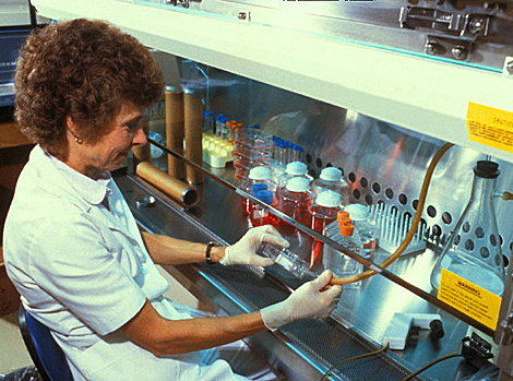 Una tcnico de laboratorio trabaja con muestras de VIH en 1988 (Foto: CDC)
