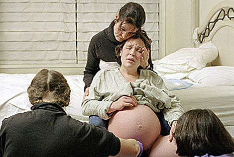 Una mujer dando a luz en casa. (Foto: Corbis)