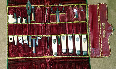 Una cartera de mdico rural con los utensilios tradicionales.| SEMERGEN