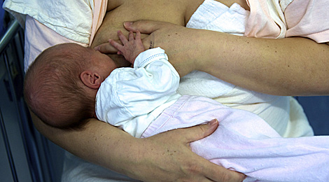 Una mujer amamanta a su hijo.| AFP | Andrej Sakovic