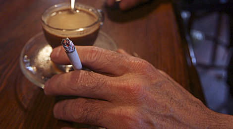 Un cliente fuma en un bar en una imagen de archivo | El Mundo