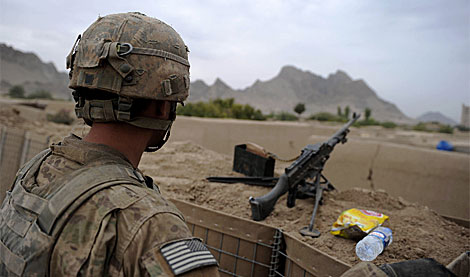 Un soldado de EEUU junto a varios envases de plstico.| AFP | Yuri Cortez