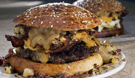 Los condimentos de la hamburguesa añaden mucho del riesgo cardiovascular.| AP/Larry Crowe
