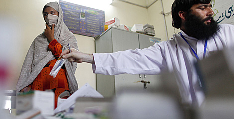 Un mdico atiende a una mujer en Pakistn.| Reuters | Tim Wimborne