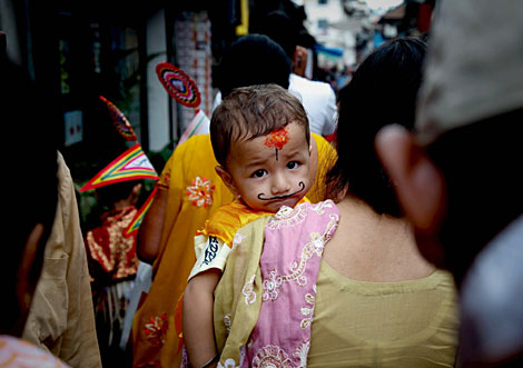 Un niño nepalí en brazos de su madre.| Efe/Narendra Shrestha