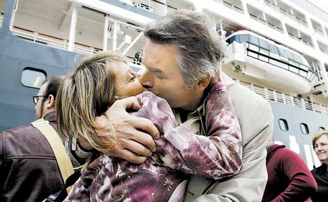 Un pareja se besa en el puerto | El Mundo