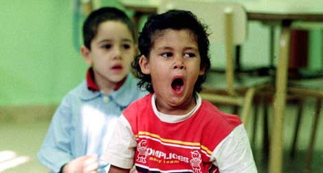 Un nio bostezando en el primer da de clase. | Manuel Ruiz Toribio