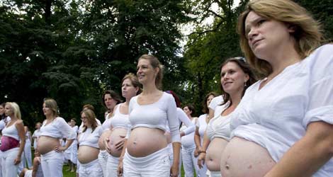 Un grupo de mujeres embarazadas posando en Breda (Holanda). | Marco de Swart