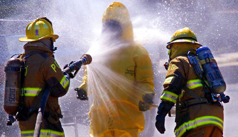 Dos bomberos desinfectan a una persona por un posible ataque biolgico.| Ap
