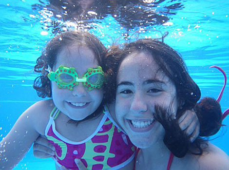 Andrea y Lidia, hijas de Paloma, juegan bajo el agua. | Foto: El Mundo