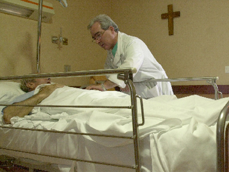 Un mdico examina a un paciente en la Unidad de Cuidados Paliativos del Hospital San Juan de Dios de Santurtzi. | EL MUNDO