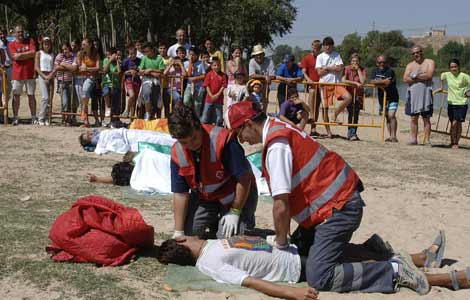 Voluntarios de Cruz Roja hacen prcticas de reanimacin cardiopulmonar | J. M. Lostau