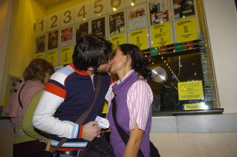 Una pareja se besa en Madrid. | Begoña Rivas