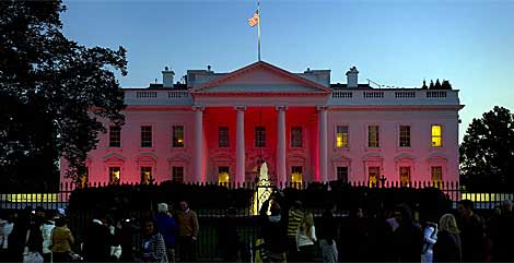 La Casa Blanca, en Washington (EEUU), se tie de rosa por el cncer de mama. | Jim Watson