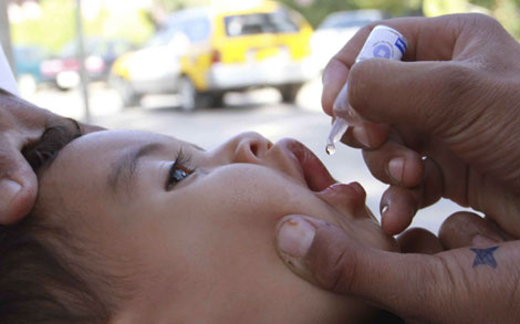 Un nio afgano recibe la vacuna de la polio.| Efe/Jalil Rezayee