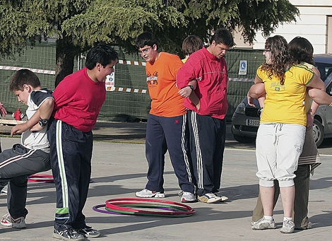 Un grupo de adolescentes con sobrepeso practicando ejercicio. | Benito Pajares