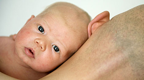 Un beb alemn de cuatro meses posa con su padre. | AFP | Barbara Sax