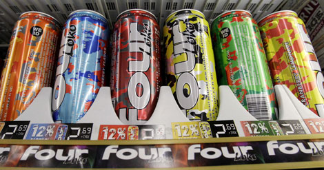 Varias latas de 'Four Loko', una de las marcas señaladas por la FDA. | Elaine Thompson