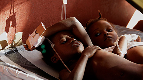 Nios con clera en un hospital haitiano. | AP | Dieu Nalio Chery