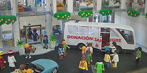 Muecos de playmobil promocionan la donacin de sangre en el Hospital Infanta Sofa (Madrid).