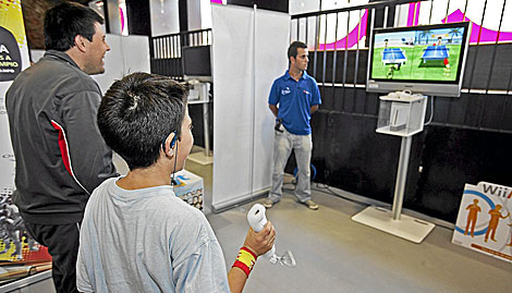 Un niño juega con una consola 'activa'. | Javier Gutiérrez