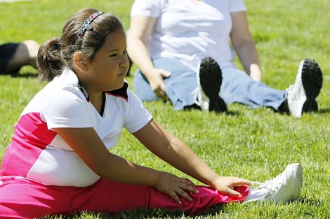 Una niña participa en un programa de ejercicio físico. | Rick Wilking