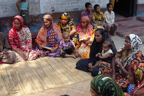 Varias mujeres reciben formacin sobre tuberculosis en una aldea en Bangladesh. | C. de Martos