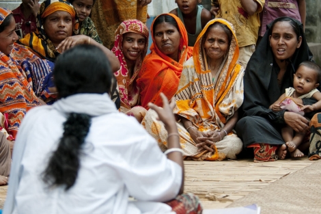 Charla de prevención en una aldea de Bangladesh. Vea más fotos. | The Global Fund. Thierry Falise