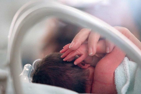 Un bebé prematuro en el Hospital La Paz de Madrid. | Kike Para.