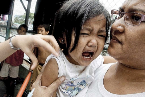 Una nia se vacuna en Filipinas.| Alanah Torralba