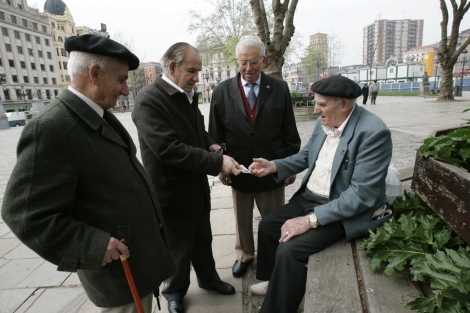 Un grupo de ancianos en un parque. | Mitxi | El Mundo