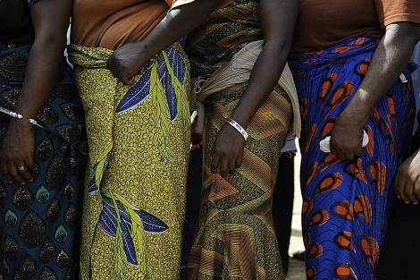 Varias mujeres africanas hacen cola.| AFP | Tony Karumba