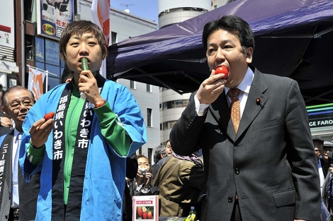 El portavoz del gobierno, Yukio Edano (dcha), consumiendo verduras niponas.| Afp