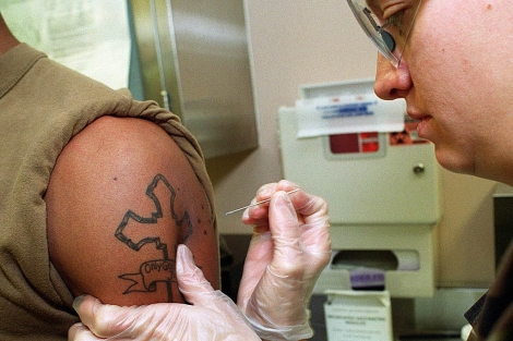 Una enfermera vacuna a un soldado de EEUU contra la viruela.| AP