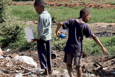 Nios jugando en un basurero de Harare, Zimbabue.| EFE | Aaron Ufemeli