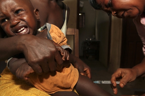 Un nio africano recibiendo una vacuna. | Reuteres.