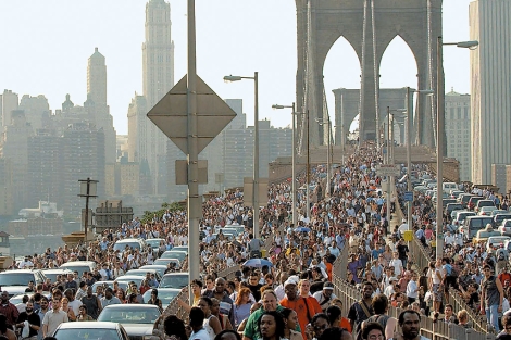 Miles de neoyorquinos cruzan a pie el puente de Brooklyn. | AP
