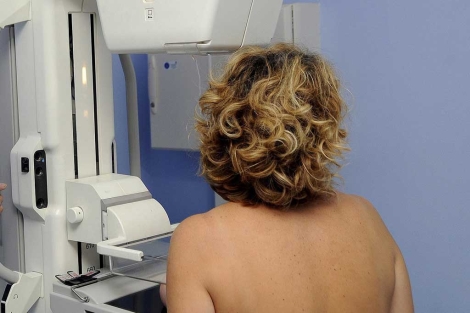 Una mujer se hace una mamografa.| El Mundo