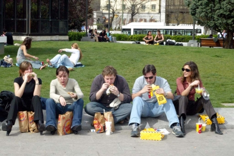 Varias personas toman diferentes alimentos 'fast food'. | Antonio Heredia