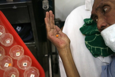 Un enfermo tailandés recibiendo antirretrovirales. | Foto: Reuters