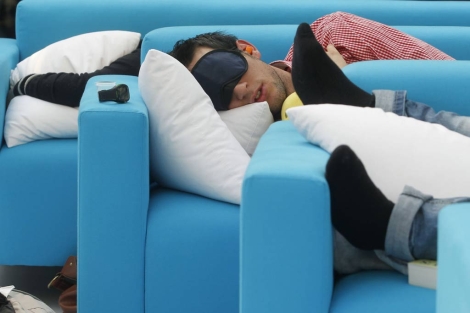 Personas durmiendo durante el I campeonato nacional de siesta. | Foto: Juan Carlos Hidalgo