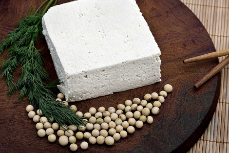 Tofu y grano seco de soja. | Foto: Shutterstock