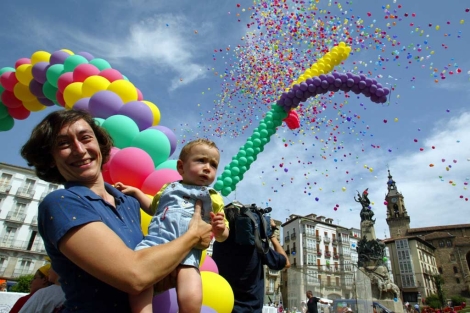 Suelta de globos en Vitoria. | Foto: Javier Martín
