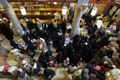 Hombres y mujeres se mezclan en un mercado de Yemen.| Reuters