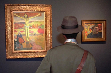 Un visitante observa la esttica de un cuadro en el Museo de Orsay (Pars, Francia). | AP